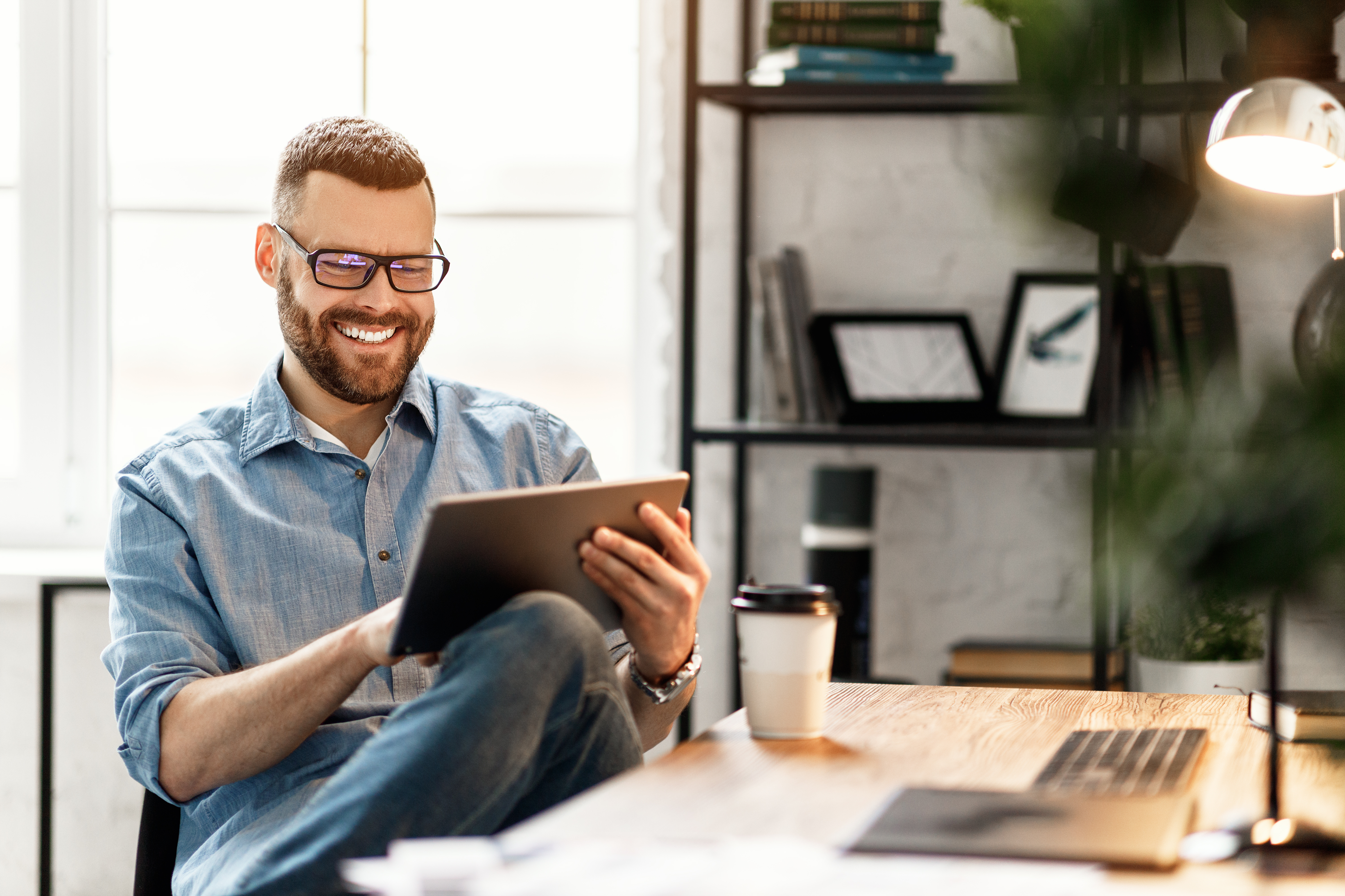 Travailleur indépendant sur une tablette